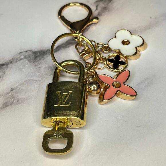 Louis Vuitton Lock & Key Set #319 with a Floral Charm Keychain - Picture 3 of 8
